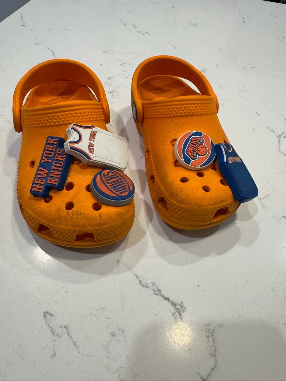 Crocs Classic Clogs Slip On Water Shoes ORANGE ZING with NY Knicks Charms C9